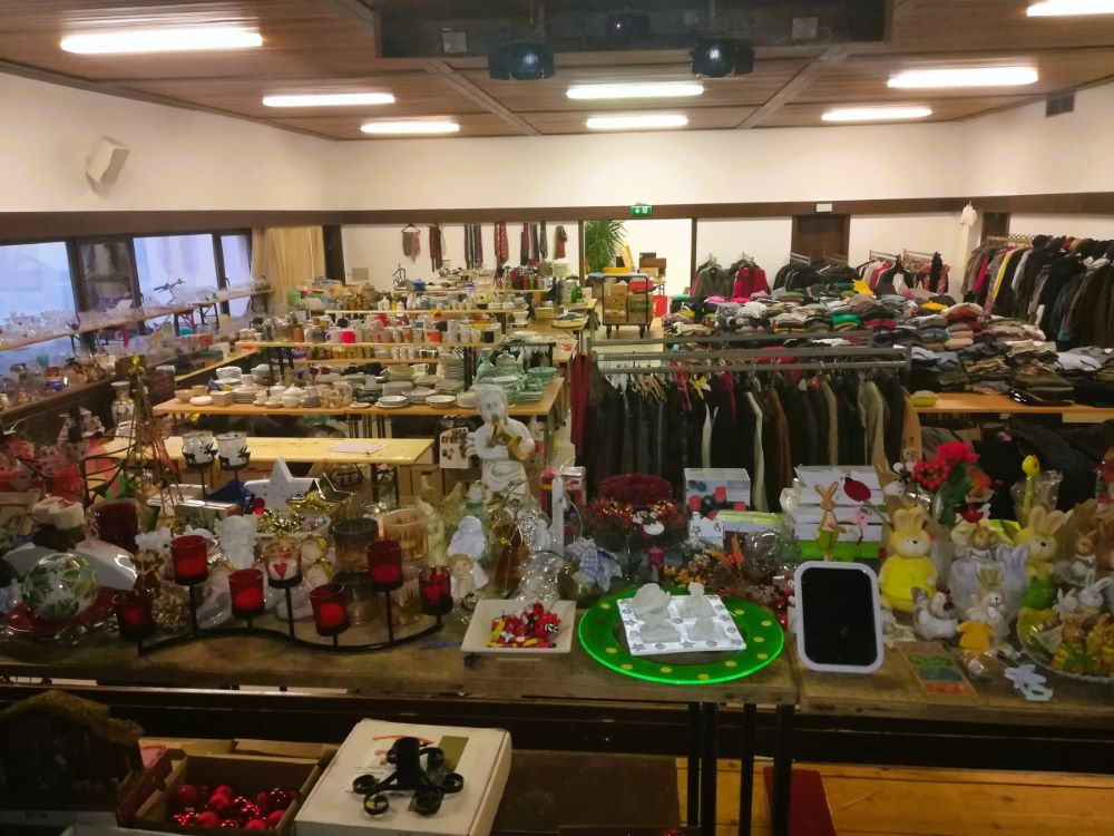 Pfarrsaal mit Flohmarktartikeln