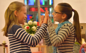 „Hände, die schenken“ – Muttertags-Gottesdienst„Danke, dass Mama und Papa immer da sind, wenn ich sie brauche,“ haben die Jungscharkinder in den Fürbitten gesagt. Zum ersten Mal hat die Kirchdorfer Jungschar einen Muttertags-Gottesdienst gestaltet. 