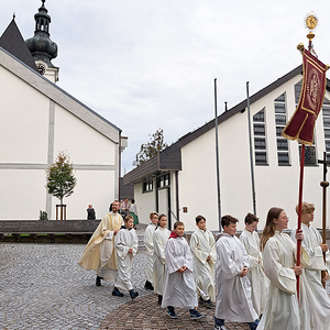 Pfarrer Christoph mit seinen Ministrant:innen