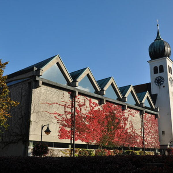 Neue Pfarrkirche - St. Benediktuskirche / © Pfarrgemeinde Neuhofen an der Krems Neue Pfarrkirche - St. Benediktuskirche