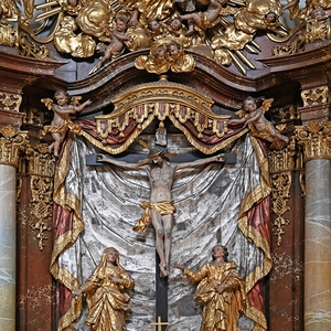 34 / © Wolfgang Hochreiter Kreuzaltar: Gesamt-ansicht mit Maria und Johannes