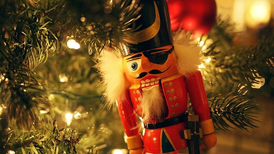 Nussknacker, Christbaum und Christbaumkugel