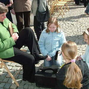 Schuhputzaktion der Firmlinge