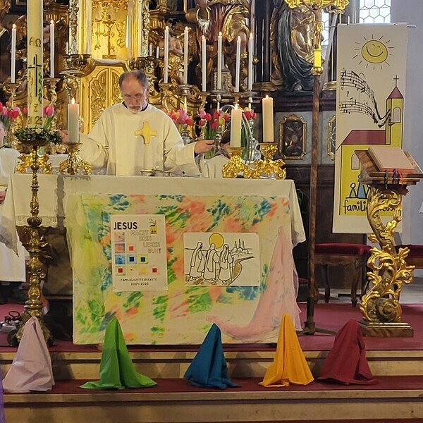 Familiengottesdienst Ostermontag / Pfarre Neukirchen Familiengottesdienst Ostermontag