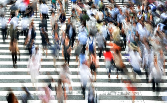 Gesellschaft / © B_Me/pixabay.com/CC0 1.0 Menschen auf der Straße
