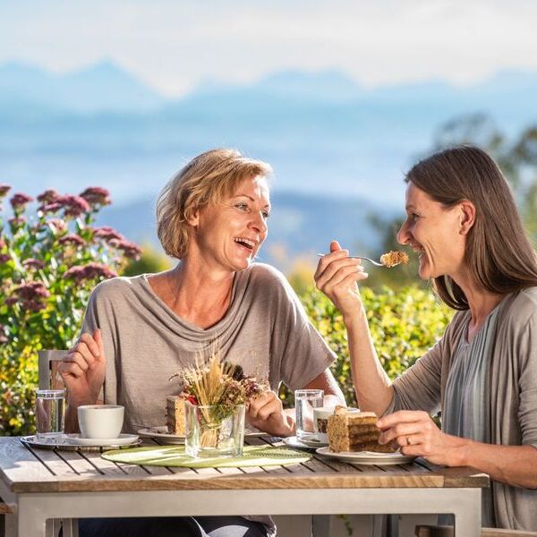 Frauen im Freien bei Kaffee und Kuchen / © Curhaus Bad Kreuzen/Erber