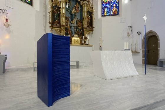 Pfarrkirche St. Marienkirchen/Schärding, Altar und Ambo von Gisela Stiegler