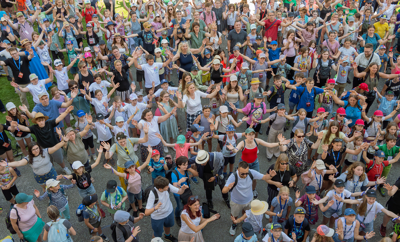 Flashmob zu 'Kinderarbeit stoppen' beim Abschluss,Ministrant*innen-Tag 2025
