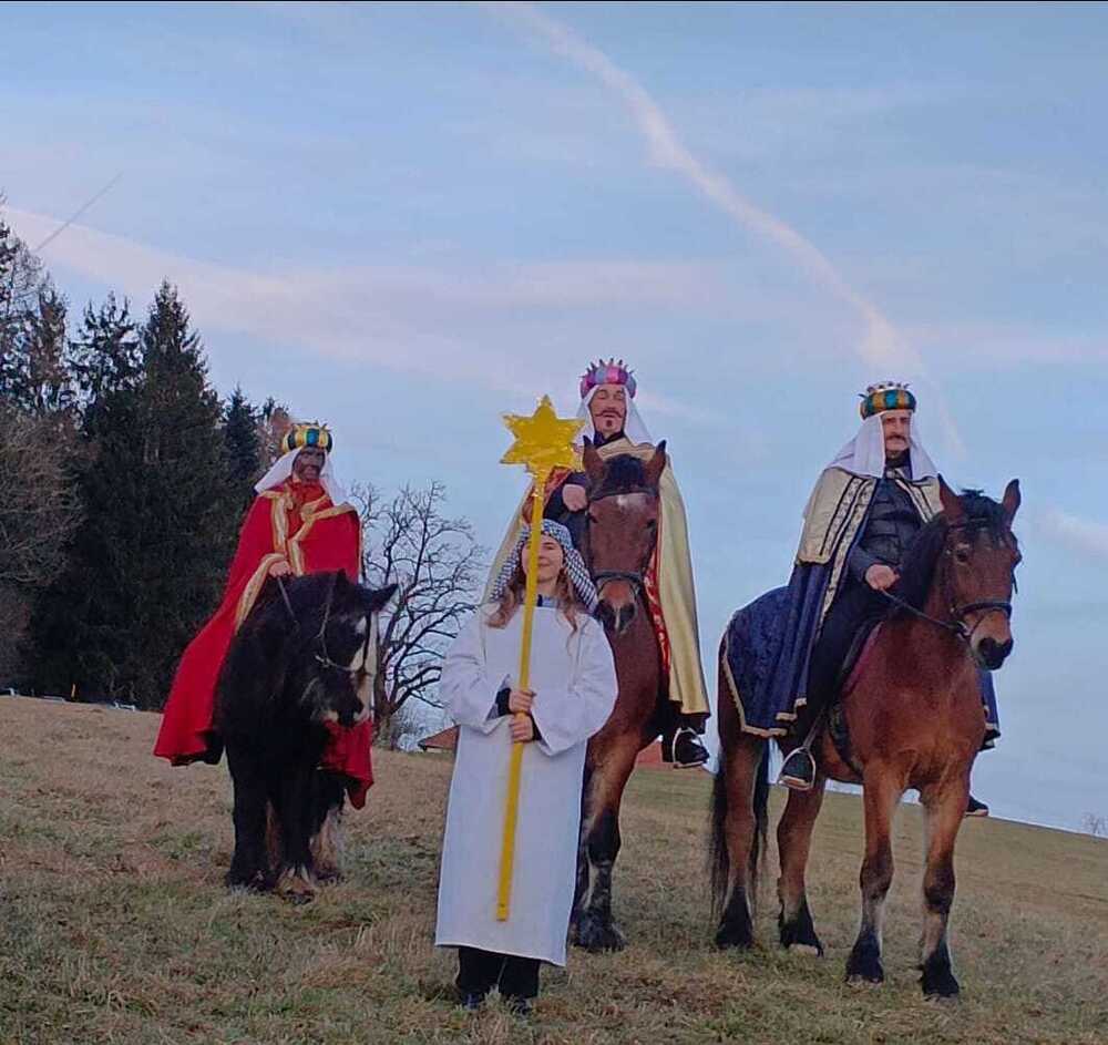 Die Hl. 3 Könige kamen in Nußbach zu Pferd zur Maor Z´Hofkapelle