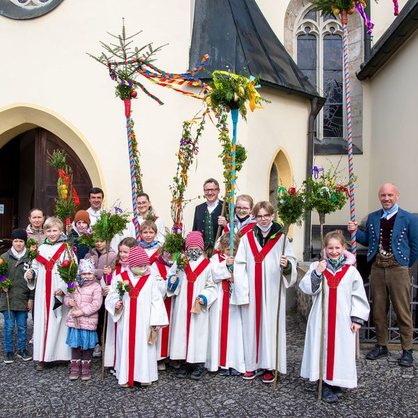 Palmsonntag 2022 / © Pfarre Schönering Gruppenfoto mit Palmbuschen