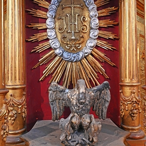 61 / © Wolfgang Hochreiter Hochaltar: Tabernakel mit Jesu-Monogramm und Pelikan